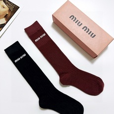 配包装 🌟【一盒2双】 🌟缪缪 miumiu 经典字母logo纯棉袜 小腿堆堆袜,ins超火爆红人同款,精美 面料,潮 配包装 🌟【一盒2双】 🌟缪缪 miumiu 经典字母logo纯棉袜 小腿堆堆袜,ins超火爆红人同款,精美 面料,潮