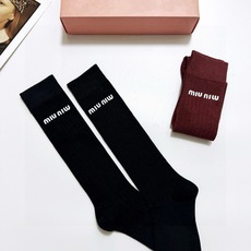 配包装 🌟【一盒2双】 🌟缪缪 miumiu 经典字母logo纯棉袜 小腿堆堆袜,ins超火爆红人同款,精美 面料,潮 配包装 🌟【一盒2双】 🌟缪缪 miumiu 经典字母logo纯棉袜 小腿堆堆袜,ins超火爆红人同款,精美 面料,潮