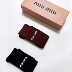 配包装 🌟【一盒2双】 🌟缪缪 miumiu 经典字母logo纯棉袜 小腿堆堆袜,ins超火爆红人同款,精美 面料,潮 配包装 🌟【一盒2双】 🌟缪缪 miumiu 经典字母logo纯棉袜 小腿堆堆袜,ins超火爆红人同款,精美 面料,潮