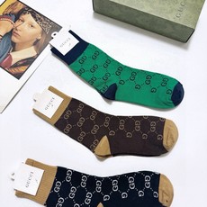 配包装 🌟【一盒3双】 🌟Gucci 古琦 经典字母 logo 纯棉 中筒袜 !超级软糯亲肤! 🌟ins爆款!专柜在售 配包装 🌟【一盒3双】 🌟Gucci 古琦 经典字母 logo 纯棉 中筒袜 !超级软糯亲肤! 🌟ins爆款!专柜在售