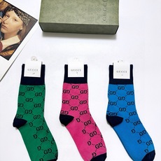 配包装 🌟【一盒3双】 🌟Gucci 古琦 经典字母 logo 纯棉 中筒袜 !超级软糯亲肤! 🌟ins爆款!专柜在售 配包装 🌟【一盒3双】 🌟Gucci 古琦 经典字母 logo 纯棉 中筒袜 !超级软糯亲肤! 🌟ins爆款!专柜在售