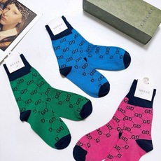 配包装 🌟【一盒3双】 🌟Gucci 古琦 经典字母 logo 纯棉 中筒袜 !超级软糯亲肤! 🌟ins爆款!专柜在售 配包装 🌟【一盒3双】 🌟Gucci 古琦 经典字母 logo 纯棉 中筒袜 !超级软糯亲肤! 🌟ins爆款!专柜在售