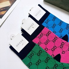 配包装 🌟【一盒3双】 🌟Gucci 古琦 经典字母 logo 纯棉 中筒袜 !超级软糯亲肤! 🌟ins爆款!专柜在售 配包装 🌟【一盒3双】 🌟Gucci 古琦 经典字母 logo 纯棉 中筒袜 !超级软糯亲肤! 🌟ins爆款!专柜在售