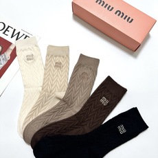 配包装 🌟【一盒5 双】 🌟缪缪 miumiu 经典刺绣字母logo 羊绒混纺中筒袜 ,软糯亲肤,ins超火爆配色 配包装 🌟【一盒5 双】 🌟缪缪 miumiu 经典刺绣字母logo 羊绒混纺中筒袜 ,软糯亲肤,ins超火爆配色