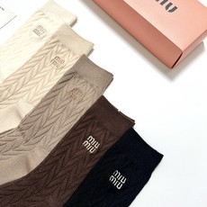 配包装 🌟【一盒5 双】 🌟缪缪 miumiu 经典刺绣字母logo 羊绒混纺中筒袜 ,软糯亲肤,ins超火爆配色 配包装 🌟【一盒5 双】 🌟缪缪 miumiu 经典刺绣字母logo 羊绒混纺中筒袜 ,软糯亲肤,ins超火爆配色