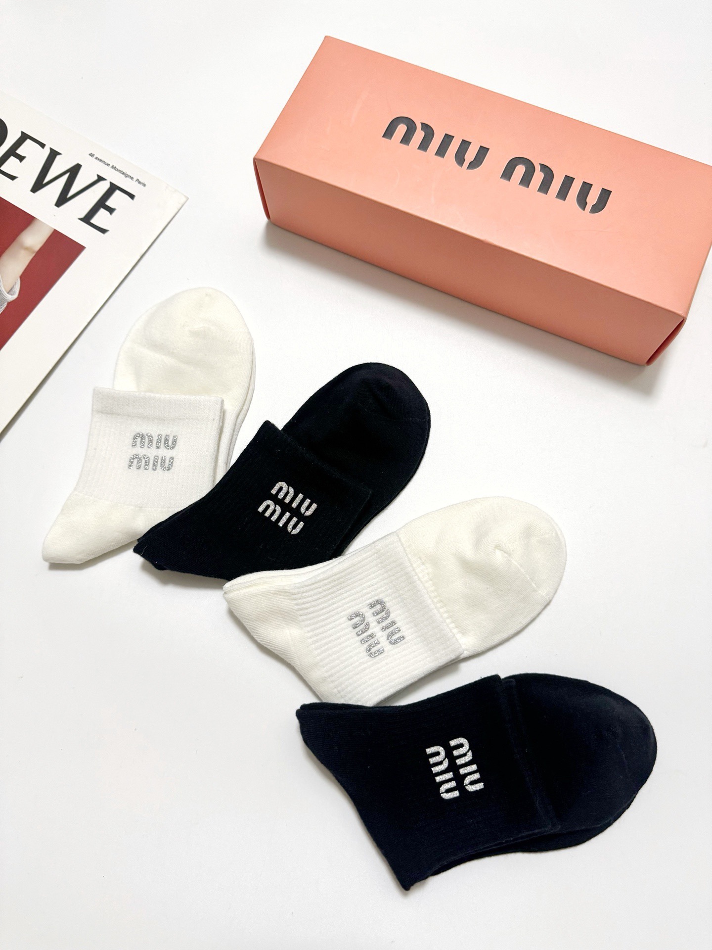 配包装 🌟【一盒4双】 🌟miumiu 缪缪 经典字母logo 纯棉中筒袜 经典纯色短袜 🌟ins爆款!专柜在售ing 配包装 🌟【一盒4双】 🌟miumiu 缪缪 经典字母logo 纯棉中筒袜 经典纯色短袜 🌟ins爆款!专柜在售ing
