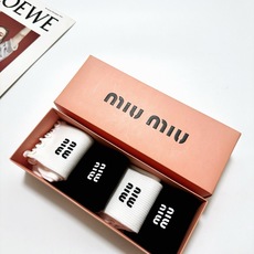 配包装 🌟【一盒4双】 🌟miumiu 缪缪 经典字母logo 纯棉中筒袜 经典纯色 🌟ins爆款!专柜在售ing 🌟原 配包装 🌟【一盒4双】 🌟miumiu 缪缪 经典字母logo 纯棉中筒袜 经典纯色 🌟ins爆款!专柜在售ing 🌟原