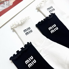 配包装 🌟【一盒4双】 🌟miumiu 缪缪 经典字母logo 纯棉中筒袜 经典纯色 🌟ins爆款!专柜在售ing 🌟原 配包装 🌟【一盒4双】 🌟miumiu 缪缪 经典字母logo 纯棉中筒袜 经典纯色 🌟ins爆款!专柜在售ing 🌟原