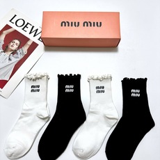 配包装 🌟【一盒4双】 🌟miumiu 缪缪 经典字母logo 纯棉中筒袜 经典纯色 🌟ins爆款!专柜在售ing 🌟原 配包装 🌟【一盒4双】 🌟miumiu 缪缪 经典字母logo 纯棉中筒袜 经典纯色 🌟ins爆款!专柜在售ing 🌟原