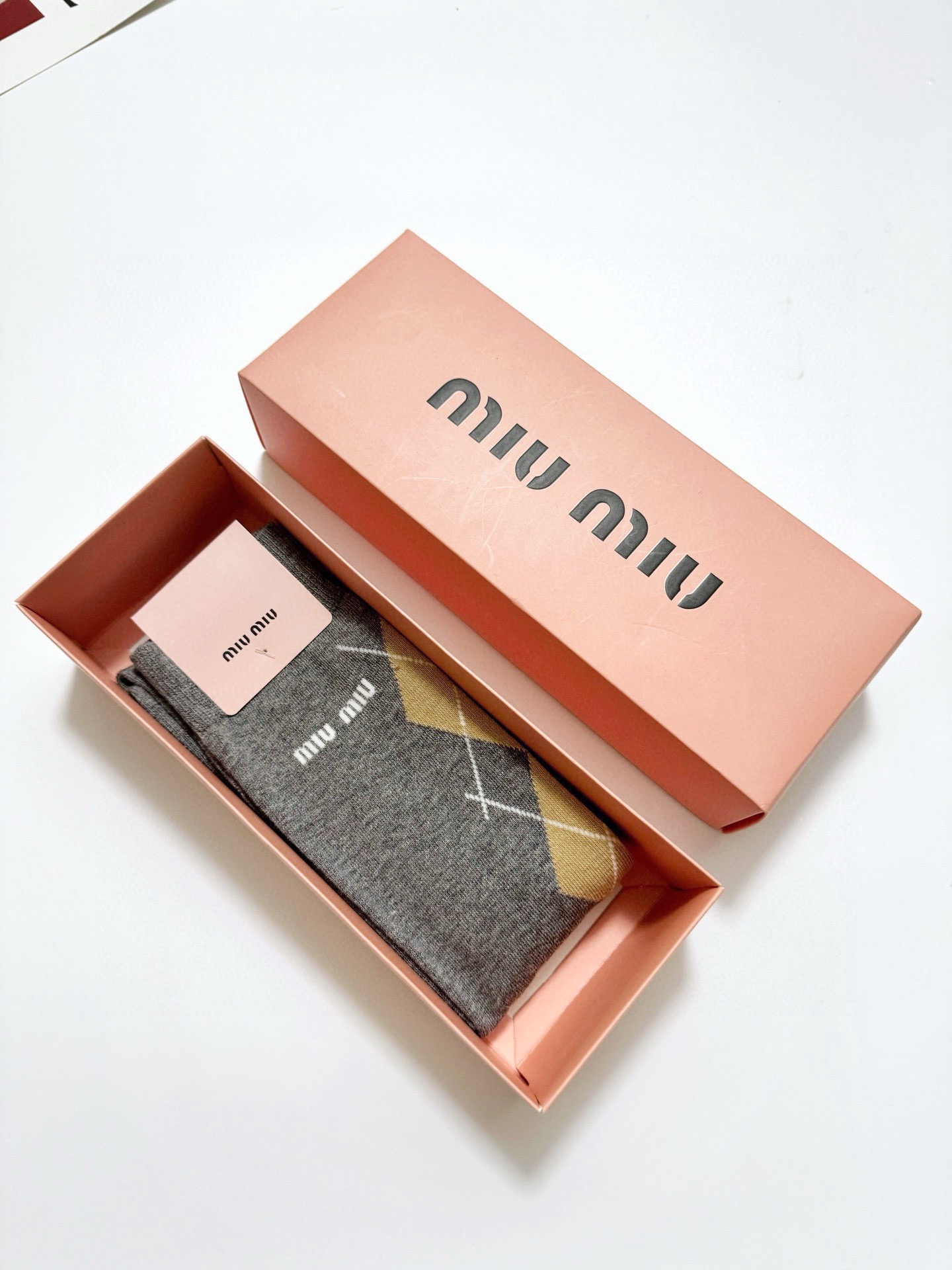 配包装 🌟【一盒一 双】 🌟缪缪 miumiu 经典字母logo纯棉袜 小腿堆堆袜,ins超火爆红人同款,精美 面料, 配包装 🌟【一盒一 双】 🌟缪缪 miumiu 经典字母logo纯棉袜 小腿堆堆袜,ins超火爆红人同款,精美 面料,