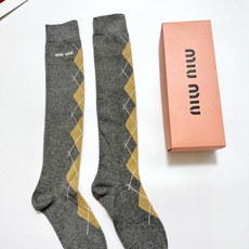 配包装 🌟【一盒一 双】 🌟缪缪 miumiu 经典字母logo纯棉袜 小腿堆堆袜,ins超火爆红人同款,精美 面料, 配包装 🌟【一盒一 双】 🌟缪缪 miumiu 经典字母logo纯棉袜 小腿堆堆袜,ins超火爆红人同款,精美 面料,