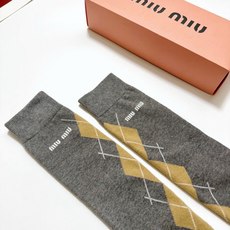 配包装 🌟【一盒一 双】 🌟缪缪 miumiu 经典字母logo纯棉袜 小腿堆堆袜,ins超火爆红人同款,精美 面料, 配包装 🌟【一盒一 双】 🌟缪缪 miumiu 经典字母logo纯棉袜 小腿堆堆袜,ins超火爆红人同款,精美 面料,