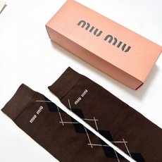 配包装 🌟【一盒一 双】 🌟缪缪 miumiu 经典字母logo纯棉袜 小腿堆堆袜,ins超火爆红人同款,精美 面料, 配包装 🌟【一盒一 双】 🌟缪缪 miumiu 经典字母logo纯棉袜 小腿堆堆袜,ins超火爆红人同款,精美 面料,