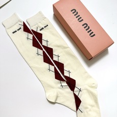 配包装 🌟【一盒一 双】 🌟缪缪 miumiu 经典字母logo纯棉袜 小腿堆堆袜,ins超火爆红人同款,精美 面料, 配包装 🌟【一盒一 双】 🌟缪缪 miumiu 经典字母logo纯棉袜 小腿堆堆袜,ins超火爆红人同款,精美 面料,
