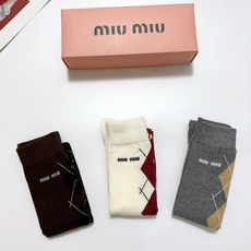 配包装 🌟【一盒一 双】 🌟缪缪 miumiu 经典字母logo纯棉袜 小腿堆堆袜,ins超火爆红人同款,精美 面料, 配包装 🌟【一盒一 双】 🌟缪缪 miumiu 经典字母logo纯棉袜 小腿堆堆袜,ins超火爆红人同款,精美 面料,