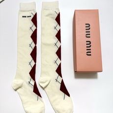 配包装 🌟【一盒一 双】 🌟缪缪 miumiu 经典字母logo纯棉袜 小腿堆堆袜,ins超火爆红人同款,精美 面料, 配包装 🌟【一盒一 双】 🌟缪缪 miumiu 经典字母logo纯棉袜 小腿堆堆袜,ins超火爆红人同款,精美 面料,