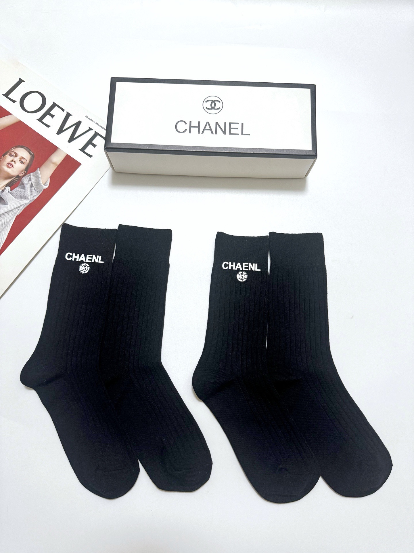 配包装 🌟【一盒2双】 🌟Chanel 香奈儿 经典字母logo 纯棉中筒袜 🌟ins爆款!好看到爆炸 !🌟酷妹潮人必不 配包装 🌟【一盒2双】 🌟Chanel 香奈儿 经典字母logo 纯棉中筒袜 🌟ins爆款!好看到爆炸 !🌟酷妹潮人必不