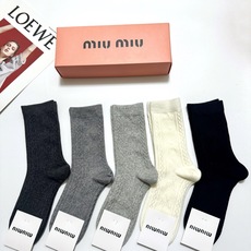 配包装 🌟【一盒5双】 🌟miumiu 缪缪 经典浮雕 字母logo 纯棉中筒袜 ,ins超火爆短袜,纯棉面料,潮 配包装 🌟【一盒5双】 🌟miumiu 缪缪 经典浮雕 字母logo 纯棉中筒袜 ,ins超火爆短袜,纯棉面料,潮