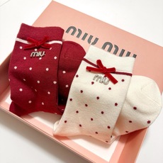【一盒2双】 🌟缪缪 miumiu 经典字母logo纯棉中筒袜 🌟ins爆款!专柜在售ing 🌟好看到爆炸 !🌟超高 【一盒2双】 🌟缪缪 miumiu 经典字母logo纯棉中筒袜 🌟ins爆款!专柜在售ing 🌟好看到爆炸 !🌟超高