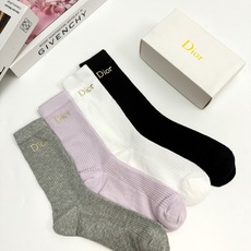 (爆款回货) 配包装 🌟【一盒4 双】 🌟 Dior 迪奥 经典字母logo 超薄无骨中筒袜,纯棉 条纹小腿袜 堆堆袜 (爆款回货) 配包装 🌟【一盒4 双】 🌟 Dior 迪奥 经典字母logo 超薄无骨中筒袜,纯棉 条纹小腿袜 堆堆袜