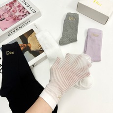 (爆款回货) 配包装 🌟【一盒4 双】 🌟 Dior 迪奥 经典字母logo 超薄无骨中筒袜,纯棉 条纹小腿袜 堆堆袜 (爆款回货) 配包装 🌟【一盒4 双】 🌟 Dior 迪奥 经典字母logo 超薄无骨中筒袜,纯棉 条纹小腿袜 堆堆袜