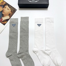 配包装 🌟【一盒2双】 🌟Prada 普拉达 经典字母logo纯棉袜 小腿堆堆袜,ins超火爆红人同款,精美 面料,潮 配包装 🌟【一盒2双】 🌟Prada 普拉达 经典字母logo纯棉袜 小腿堆堆袜,ins超火爆红人同款,精美 面料,潮
