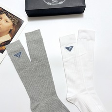 配包装 🌟【一盒2双】 🌟Prada 普拉达 经典字母logo纯棉袜 小腿堆堆袜,ins超火爆红人同款,精美 面料,潮 配包装 🌟【一盒2双】 🌟Prada 普拉达 经典字母logo纯棉袜 小腿堆堆袜,ins超火爆红人同款,精美 面料,潮