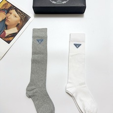 配包装 🌟【一盒2双】 🌟Prada 普拉达 经典字母logo纯棉袜 小腿堆堆袜,ins超火爆红人同款,精美 面料,潮 配包装 🌟【一盒2双】 🌟Prada 普拉达 经典字母logo纯棉袜 小腿堆堆袜,ins超火爆红人同款,精美 面料,潮