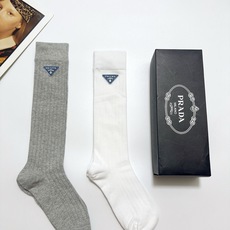 配包装 🌟【一盒2双】 🌟Prada 普拉达 经典字母logo纯棉袜 小腿堆堆袜,ins超火爆红人同款,精美 面料,潮 配包装 🌟【一盒2双】 🌟Prada 普拉达 经典字母logo纯棉袜 小腿堆堆袜,ins超火爆红人同款,精美 面料,潮