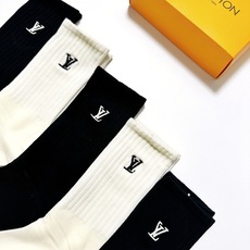 配包装 🌟【一盒5 双】 🌟 LV 路易威登 经典刺绣字母logo 纯棉中筒袜 ,ins超火爆小腿袜,纯棉面料,潮 配包装 🌟【一盒5 双】 🌟 LV 路易威登 经典刺绣字母logo 纯棉中筒袜 ,ins超火爆小腿袜,纯棉面料,潮