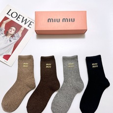 配包装 🌟【一盒4 双】 🌟缪缪 miumiu 经典字母 logo羊毛 中筒袜 !超级软糯亲肤! 🌟ins爆款!专柜在 配包装 🌟【一盒4 双】 🌟缪缪 miumiu 经典字母 logo羊毛 中筒袜 !超级软糯亲肤! 🌟ins爆款!专柜在