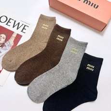 配包装 🌟【一盒4 双】 🌟缪缪 miumiu 经典字母 logo羊毛 中筒袜 !超级软糯亲肤! 🌟ins爆款!专柜在 配包装 🌟【一盒4 双】 🌟缪缪 miumiu 经典字母 logo羊毛 中筒袜 !超级软糯亲肤! 🌟ins爆款!专柜在
