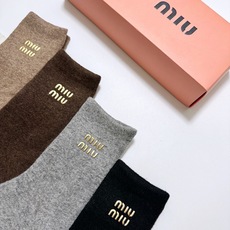 配包装 🌟【一盒4 双】 🌟缪缪 miumiu 经典字母 logo羊毛 中筒袜 !超级软糯亲肤! 🌟ins爆款!专柜在 配包装 🌟【一盒4 双】 🌟缪缪 miumiu 经典字母 logo羊毛 中筒袜 !超级软糯亲肤! 🌟ins爆款!专柜在