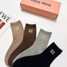 配包装 🌟【一盒4 双】 🌟缪缪 miumiu 经典字母 logo羊毛 中筒袜 !超级软糯亲肤! 🌟ins爆款!专柜在 配包装 🌟【一盒4 双】 🌟缪缪 miumiu 经典字母 logo羊毛 中筒袜 !超级软糯亲肤! 🌟ins爆款!专柜在
