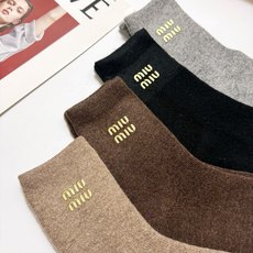 配包装 🌟【一盒4 双】 🌟缪缪 miumiu 经典字母 logo羊毛 中筒袜 !超级软糯亲肤! 🌟ins爆款!专柜在 配包装 🌟【一盒4 双】 🌟缪缪 miumiu 经典字母 logo羊毛 中筒袜 !超级软糯亲肤! 🌟ins爆款!专柜在