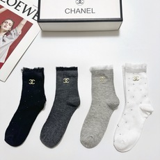 配包装 🌟【一盒4 双】 🌟Chanel 香奈儿 经典字母logo 纯棉中筒袜 ,ins超火爆小腿袜,纯棉面料,潮 配包装 🌟【一盒4 双】 🌟Chanel 香奈儿 经典字母logo 纯棉中筒袜 ,ins超火爆小腿袜,纯棉面料,潮