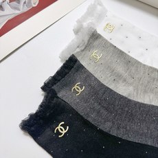 配包装 🌟【一盒4 双】 🌟Chanel 香奈儿 经典字母logo 纯棉中筒袜 ,ins超火爆小腿袜,纯棉面料,潮 配包装 🌟【一盒4 双】 🌟Chanel 香奈儿 经典字母logo 纯棉中筒袜 ,ins超火爆小腿袜,纯棉面料,潮