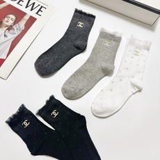 配包装 🌟【一盒4 双】 🌟Chanel 香奈儿 经典字母logo 纯棉中筒袜 ,ins超火爆小腿袜,纯棉面料,潮 配包装 🌟【一盒4 双】 🌟Chanel 香奈儿 经典字母logo 纯棉中筒袜 ,ins超火爆小腿袜,纯棉面料,潮
