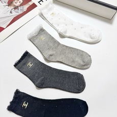 配包装 🌟【一盒4 双】 🌟Chanel 香奈儿 经典字母logo 纯棉中筒袜 ,ins超火爆小腿袜,纯棉面料,潮 配包装 🌟【一盒4 双】 🌟Chanel 香奈儿 经典字母logo 纯棉中筒袜 ,ins超火爆小腿袜,纯棉面料,潮
