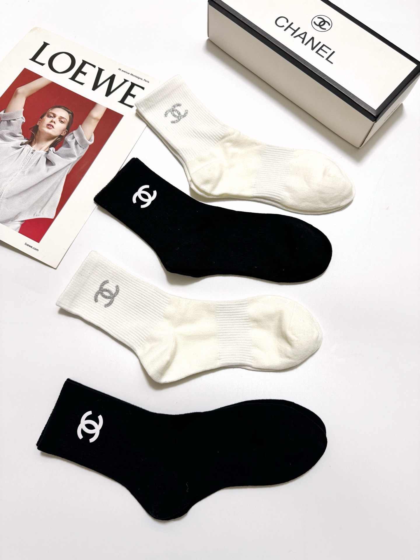 配包装 🌟【一盒4双】 🌟Chanel 香奈儿 经典纯色 字母logo 纯棉中筒袜 🌟ins爆款!专柜在售ing 🌟原 配包装 🌟【一盒4双】 🌟Chanel 香奈儿 经典纯色 字母logo 纯棉中筒袜 🌟ins爆款!专柜在售ing 🌟原