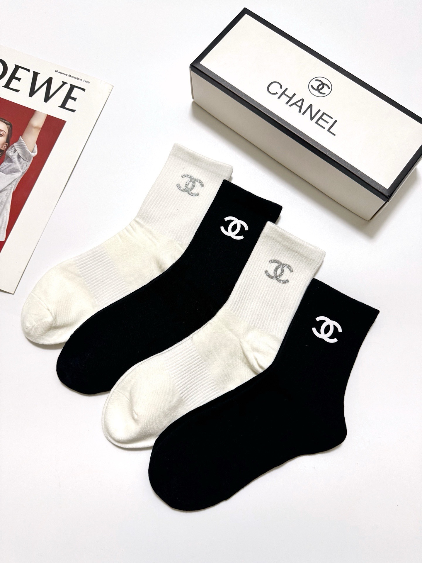 配包装 🌟【一盒4双】 🌟Chanel 香奈儿 经典纯色 字母logo 纯棉中筒袜 🌟ins爆款!专柜在售ing 🌟原 配包装 🌟【一盒4双】 🌟Chanel 香奈儿 经典纯色 字母logo 纯棉中筒袜 🌟ins爆款!专柜在售ing 🌟原