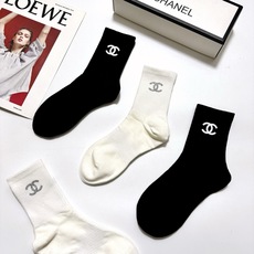 配包装 🌟【一盒4双】 🌟Chanel 香奈儿 经典纯色 字母logo 纯棉中筒袜 🌟ins爆款!专柜在售ing 🌟原 配包装 🌟【一盒4双】 🌟Chanel 香奈儿 经典纯色 字母logo 纯棉中筒袜 🌟ins爆款!专柜在售ing 🌟原