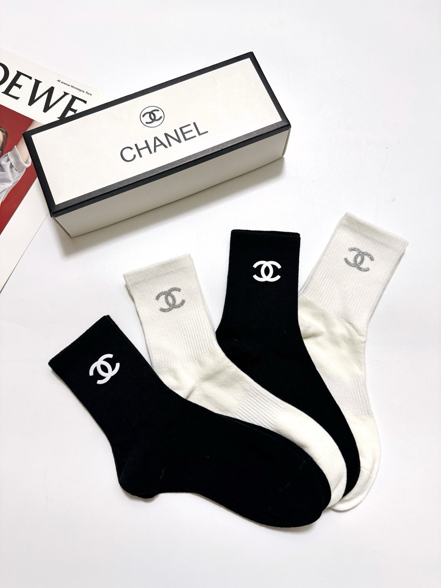 配包装 🌟【一盒4双】 🌟Chanel 香奈儿 经典纯色 字母logo 纯棉中筒袜 🌟ins爆款!专柜在售ing 🌟原 配包装 🌟【一盒4双】 🌟Chanel 香奈儿 经典纯色 字母logo 纯棉中筒袜 🌟ins爆款!专柜在售ing 🌟原