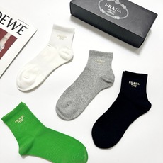 配包装 🌟【一盒4 双】 🌟Prada 普拉达 经典字母logo 透气纯棉中筒袜 ,重工配饰,ins超火爆红人同款,精 配包装 🌟【一盒4 双】 🌟Prada 普拉达 经典字母logo 透气纯棉中筒袜 ,重工配饰,ins超火爆红人同款,精