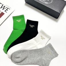配包装 🌟【一盒4 双】 🌟Prada 普拉达 经典字母logo 透气纯棉中筒袜 ,重工配饰,ins超火爆红人同款,精 配包装 🌟【一盒4 双】 🌟Prada 普拉达 经典字母logo 透气纯棉中筒袜 ,重工配饰,ins超火爆红人同款,精