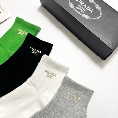 配包装 🌟【一盒4 双】 🌟Prada 普拉达 经典字母logo 透气纯棉中筒袜 ,重工配饰,ins超火爆红人同款,精 配包装 🌟【一盒4 双】 🌟Prada 普拉达 经典字母logo 透气纯棉中筒袜 ,重工配饰,ins超火爆红人同款,精