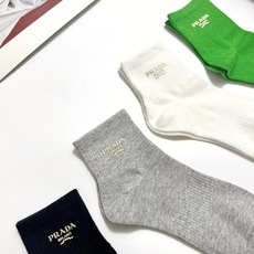 配包装 🌟【一盒4 双】 🌟Prada 普拉达 经典字母logo 透气纯棉中筒袜 ,重工配饰,ins超火爆红人同款,精 配包装 🌟【一盒4 双】 🌟Prada 普拉达 经典字母logo 透气纯棉中筒袜 ,重工配饰,ins超火爆红人同款,精