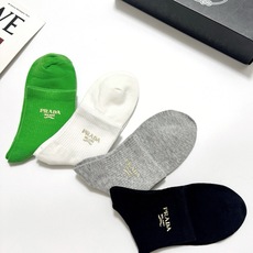 配包装 🌟【一盒4 双】 🌟Prada 普拉达 经典字母logo 透气纯棉中筒袜 ,重工配饰,ins超火爆红人同款,精 配包装 🌟【一盒4 双】 🌟Prada 普拉达 经典字母logo 透气纯棉中筒袜 ,重工配饰,ins超火爆红人同款,精