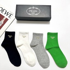 配包装 🌟【一盒4 双】 🌟Prada 普拉达 经典字母logo 透气纯棉中筒袜 ,重工配饰,ins超火爆红人同款,精 配包装 🌟【一盒4 双】 🌟Prada 普拉达 经典字母logo 透气纯棉中筒袜 ,重工配饰,ins超火爆红人同款,精