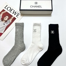 配包装 🌟【一盒3双】 🌟Chanel香奈儿 经典竖纹双C字母logo 纯棉薄款中筒袜 经典纯色 🌟ins爆款!专柜在售 配包装 🌟【一盒3双】 🌟Chanel香奈儿 经典竖纹双C字母logo 纯棉薄款中筒袜 经典纯色 🌟ins爆款!专柜在售